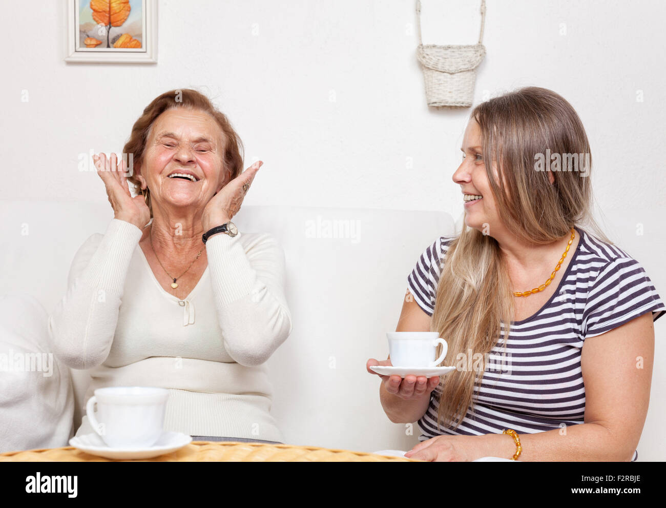 Betreuer, eine Tasse Tee mit einer älteren Frau im Ruhestand Stockfoto