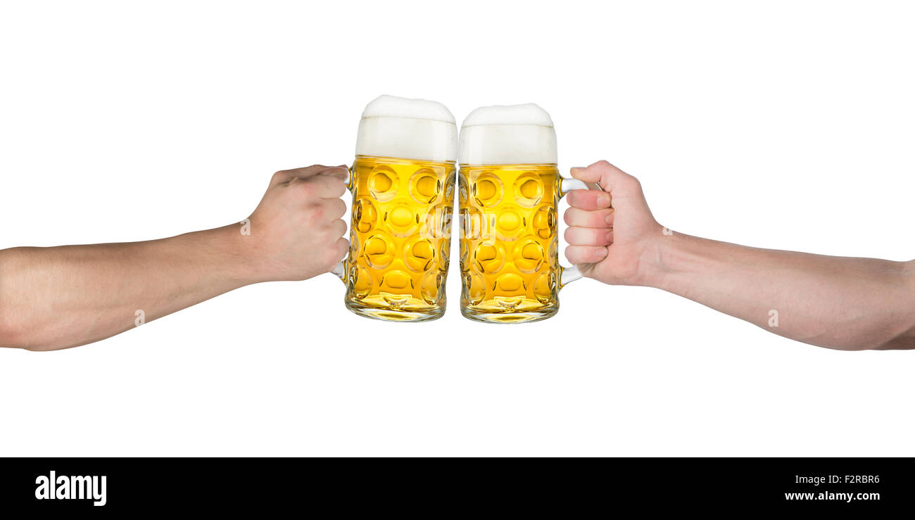 Prost! Hände halten deutsche Bierkrüge Stockfoto