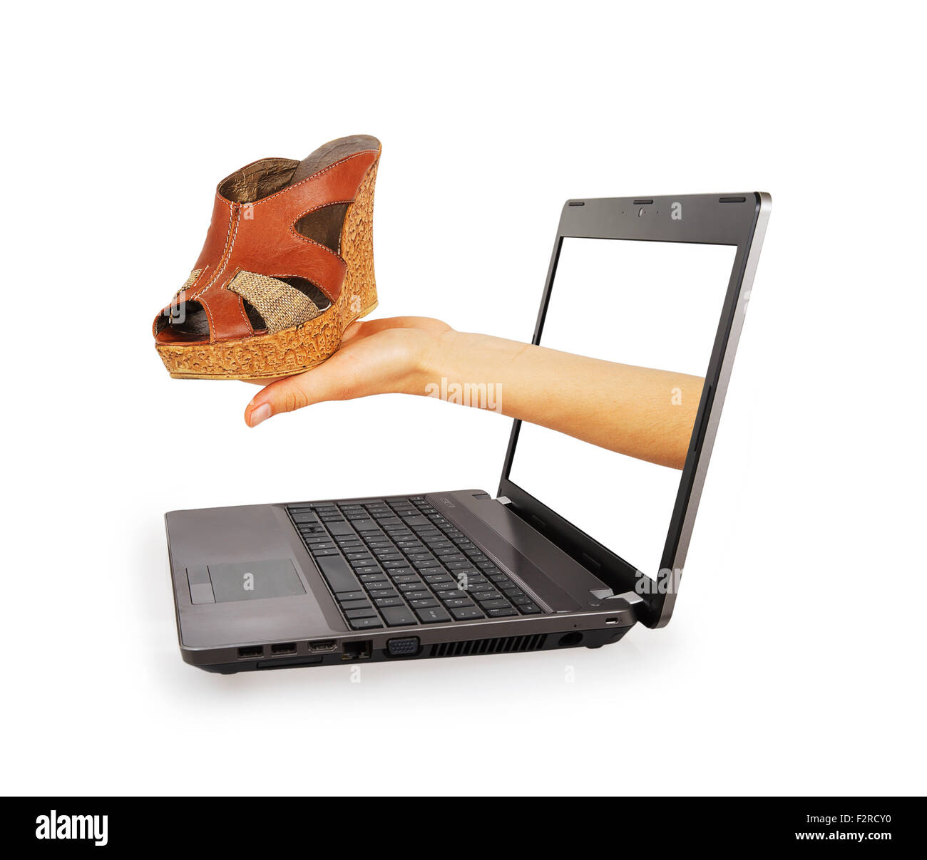 Hand eines Laptops erstreckt sich weibliche Sandalen isoliert auf weißem Hintergrund Stockfoto