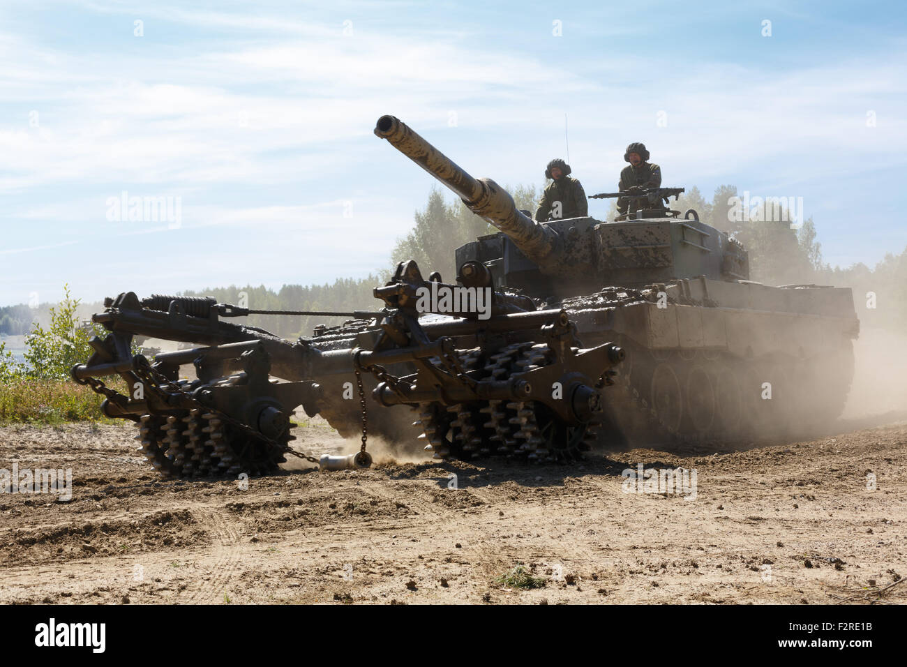 Leopard 2 A4 Kampfpanzer der finnischen Armee, ausgerüstet mit Urdan Anti-Mine Roller. Stockfoto