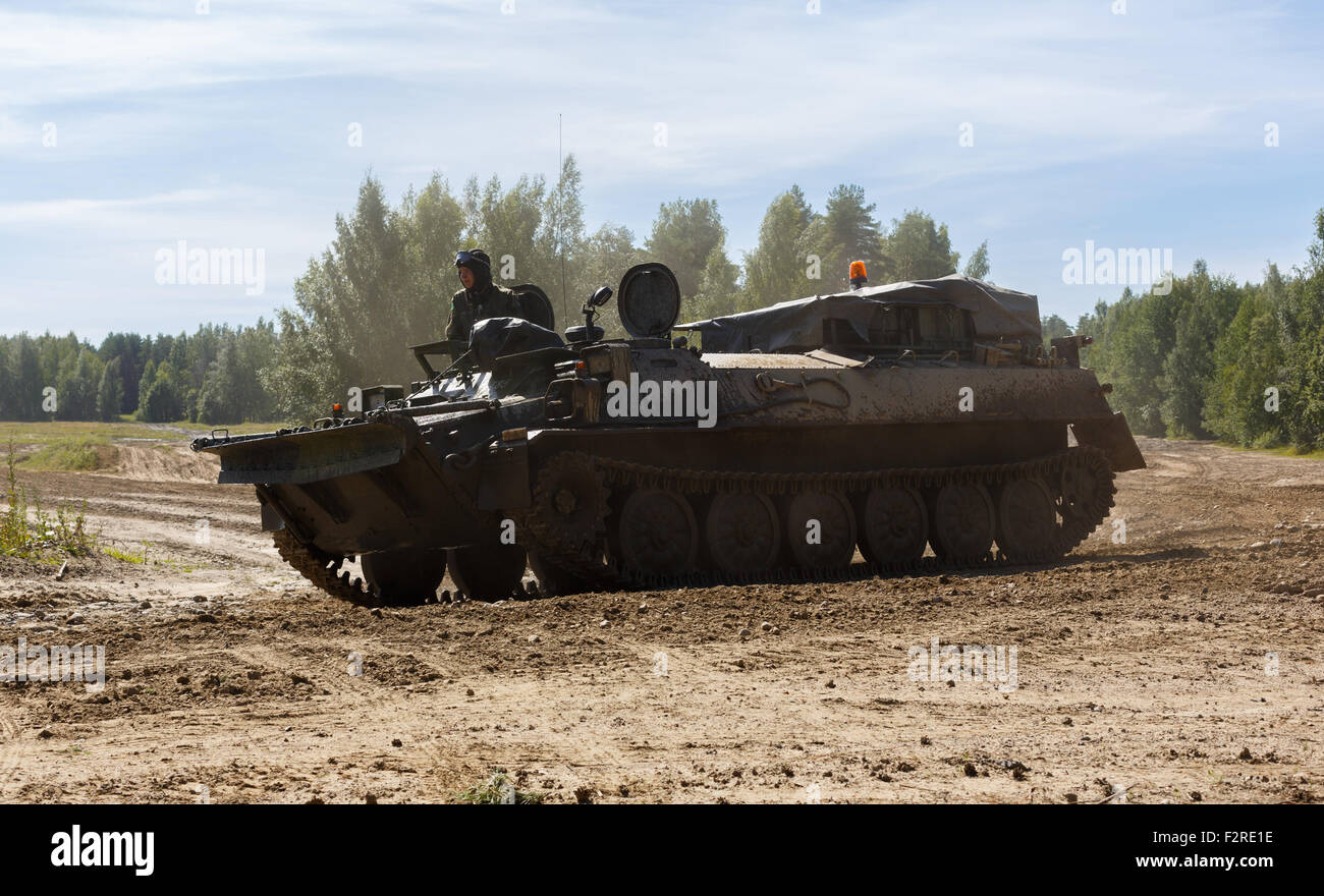 Unbewaffnete finnische Armee MT-LB gepanzerte Kettenfahrzeug für Mehrzweck Transportaufgaben. Stockfoto