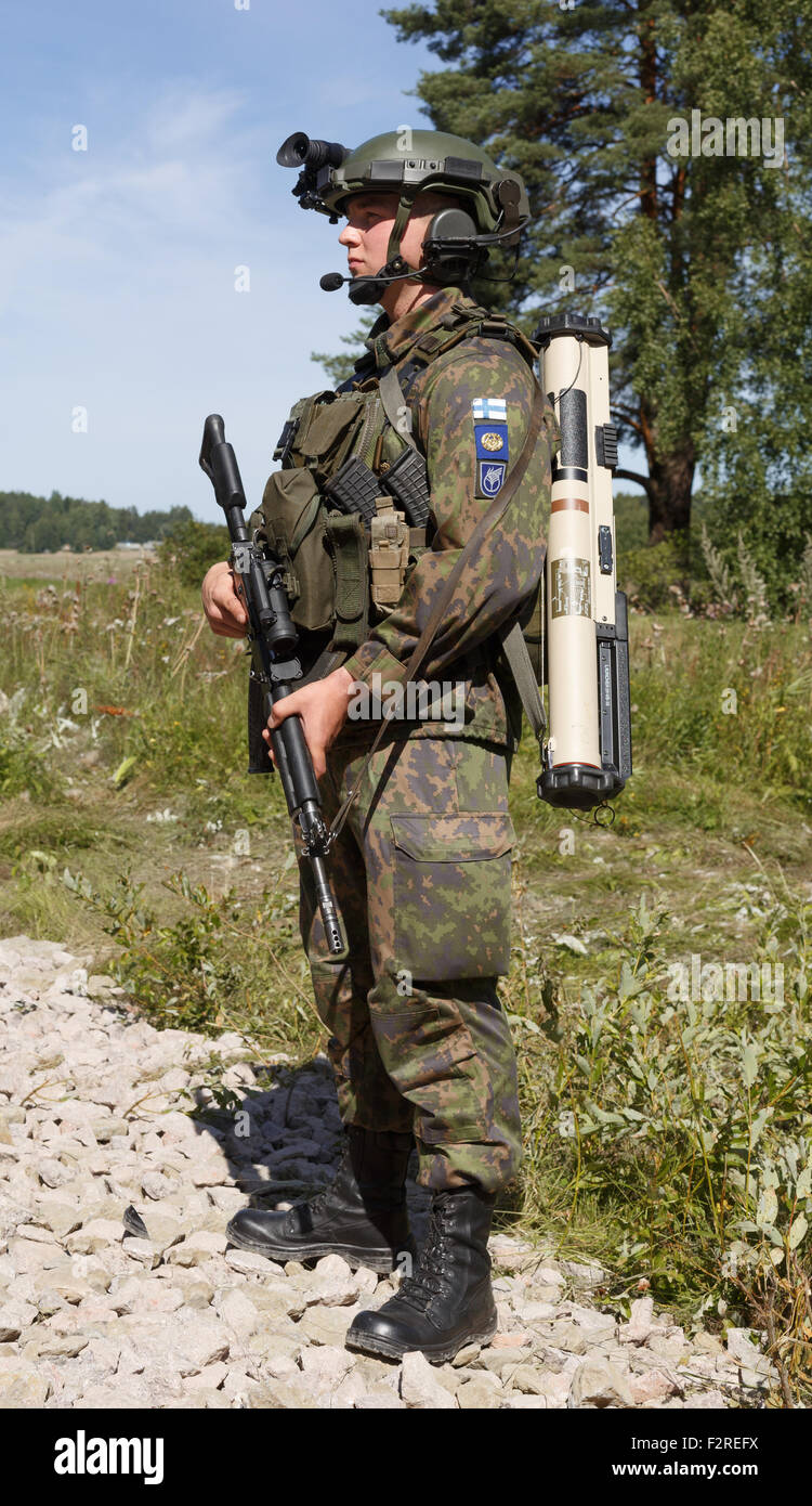 Finnischer Soldat mit modernen Waffen und kämpfende Ausrüstung, einschließlich Helm mit Funkkommunikation und Nachtsichtgeräte. Stockfoto