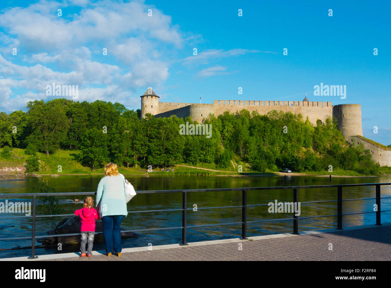 Mutter und Chlld Blick auf Ivangorod Burg in Russland, von Narva, Ida-Viru County Ostestland Stockfoto