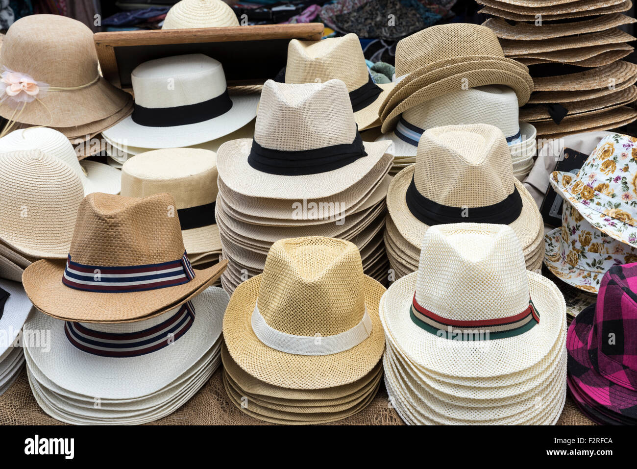 Hüte für den Verkauf auf Marktstand Stockfoto