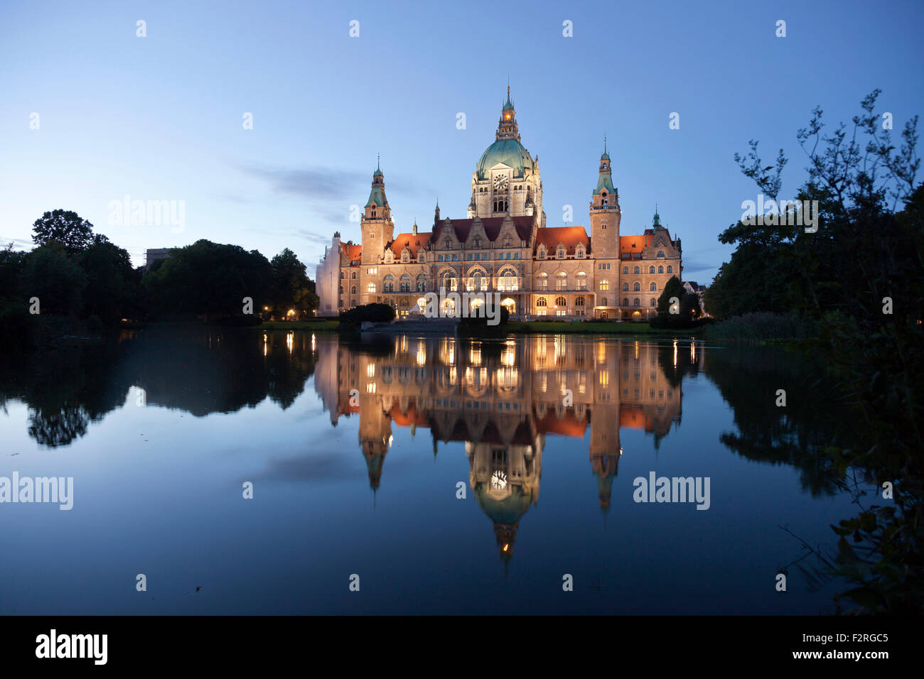 Das neue Rathaus und See Masctheich in Hannover in der Abenddämmerung, Niedersachsen, Deutschland Stockfoto