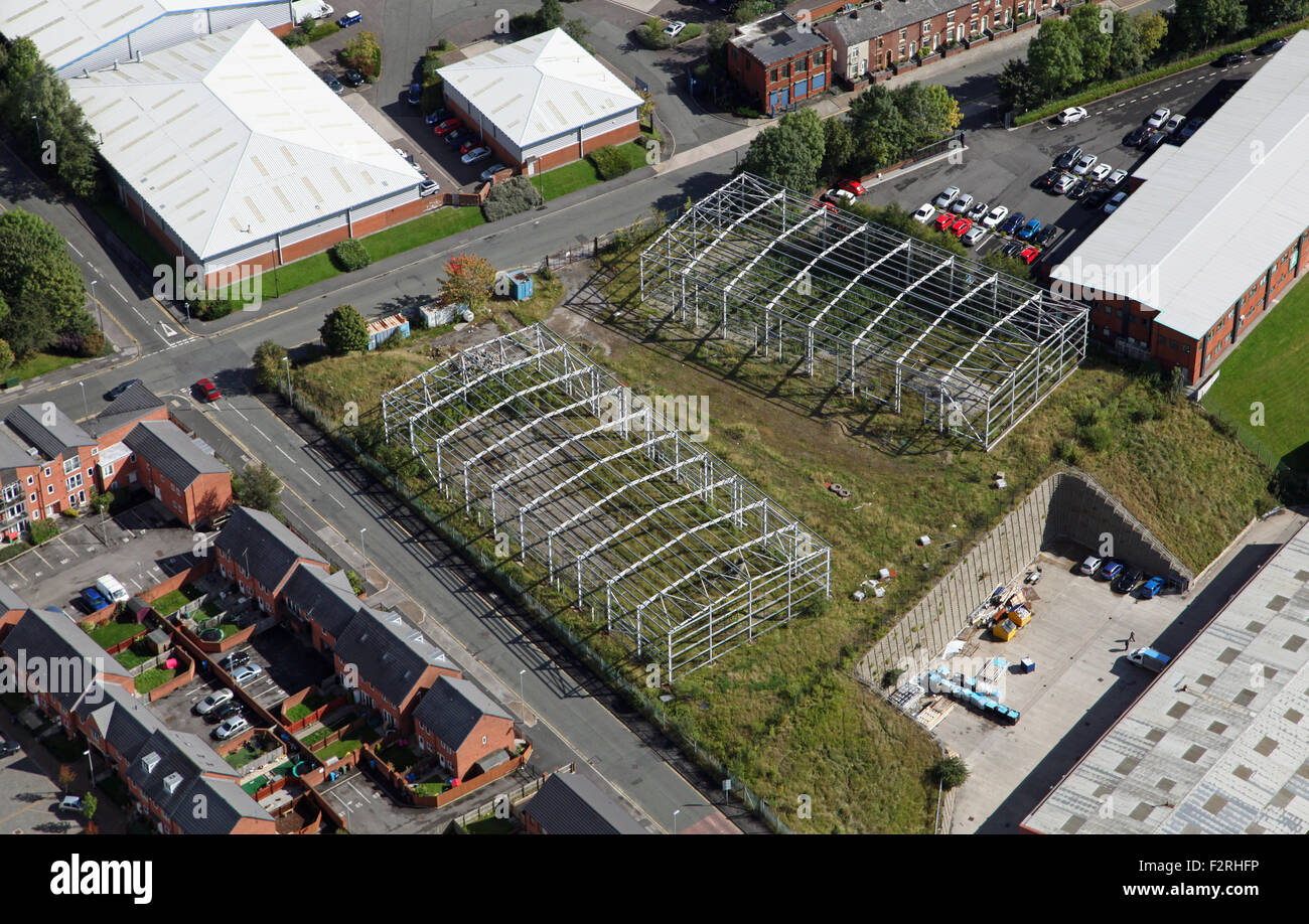 Luftaufnahme von zwei Gewerbeeinheiten im Bau in Manchester, UK Stockfoto