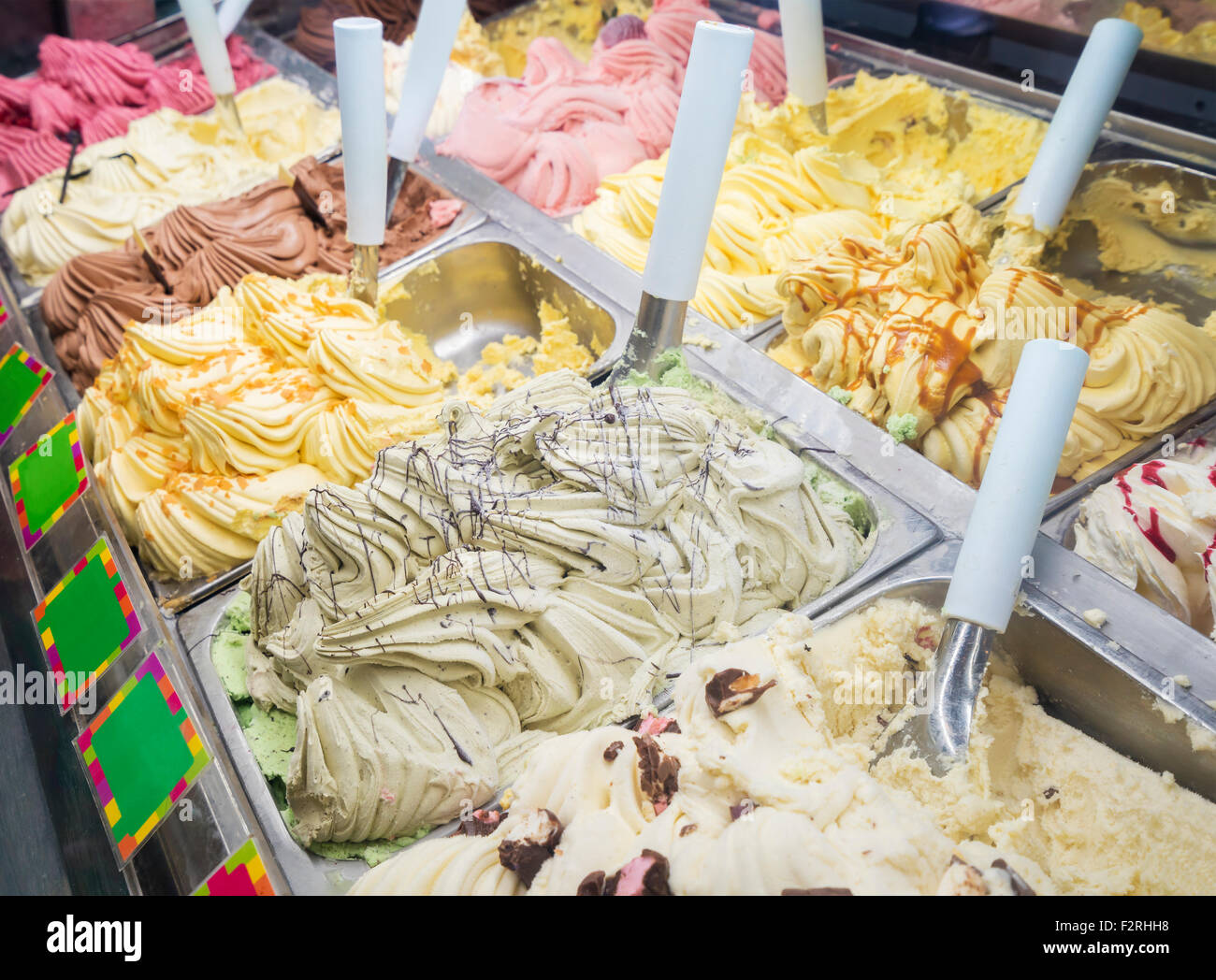Eis-Theke mit verschiedenen Geschmacksrichtungen Stockfoto