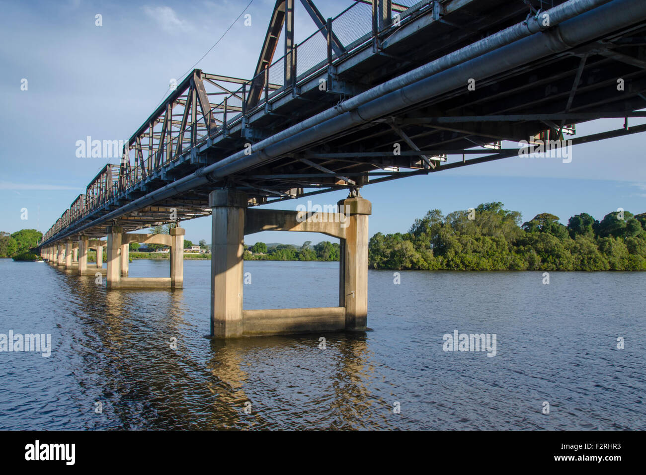 Die 1938 erbaute Martin Bridge ist eine Straßenbrücke über den Manning River in Taree, New South Wales, Australien. Es handelt sich um eine Stahltraversen-Brücke aus dem Jahr 463m Stockfoto