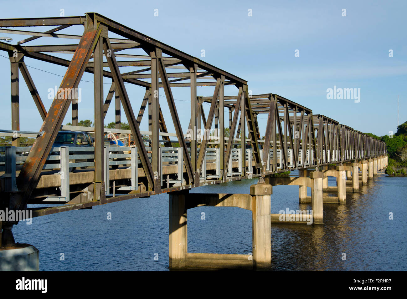Die 1938 erbaute Martin Bridge ist eine Straßenbrücke über den Manning River in Taree, New South Wales, Australien. Es handelt sich um eine Stahltraversen-Brücke aus dem Jahr 463m Stockfoto