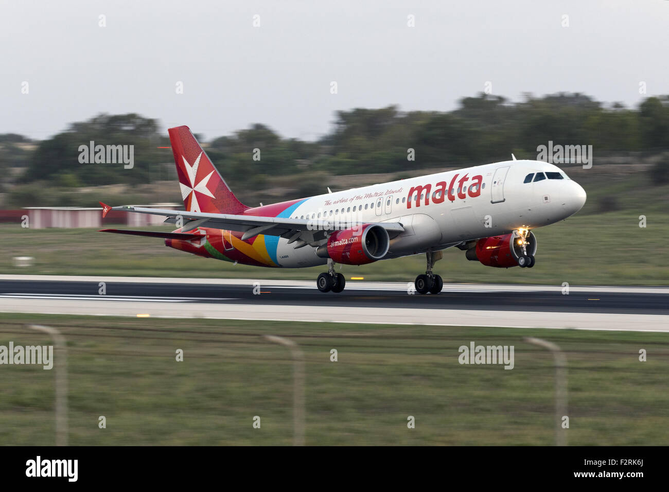 Air Malta Airbus A320 Landung nach Sonnenuntergang. Stockfoto