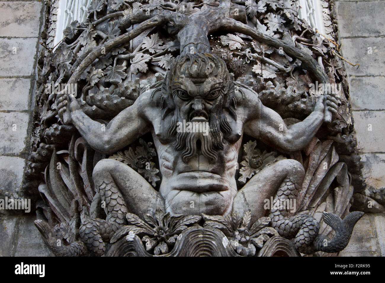 Geschnitzte Steinfigur von einem Seeungeheuer in einer Wand an der Palacio da Pena, Sintra, Portugal. Pena Nationalpalast der älteste Palast Stockfoto