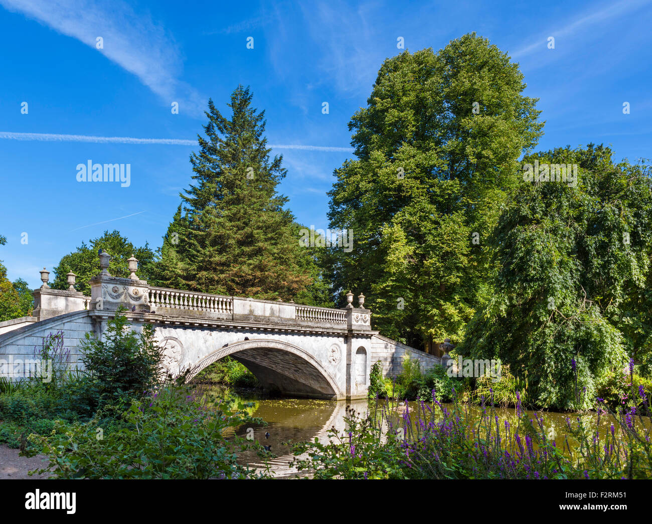 Brücke in Chiswick House Gardens, Chiswick, London, England, Vereinigtes Königreich Stockfoto