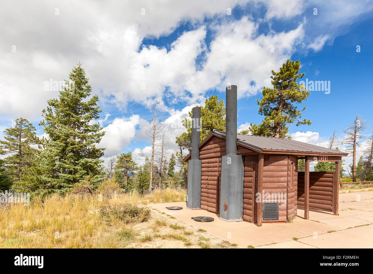 Hölzerne öffentliche Toilette im Bryce-Canyon-Nationalpark, Utah, USA. Stockfoto