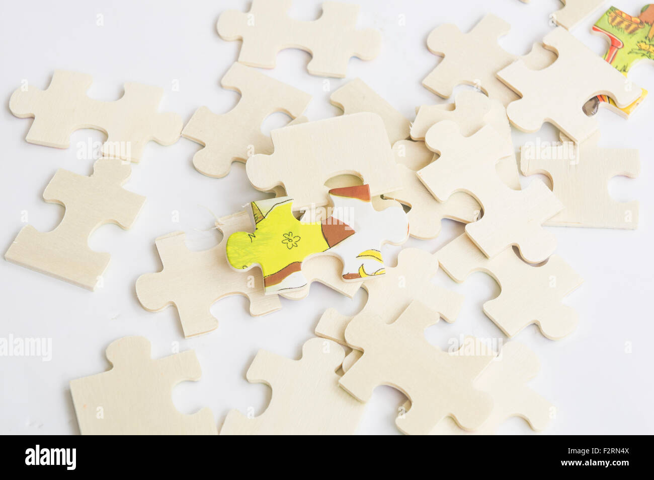 Puzzle-Muster Hand Teamarbeit Partnerschaft Menschen Stücke Kreativität Kooperationsstrategie Stockfoto