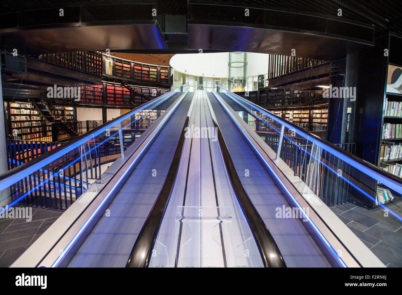 Die beleuchteten Rolltreppen in der neuen Library of Birmingham, England Stockfoto