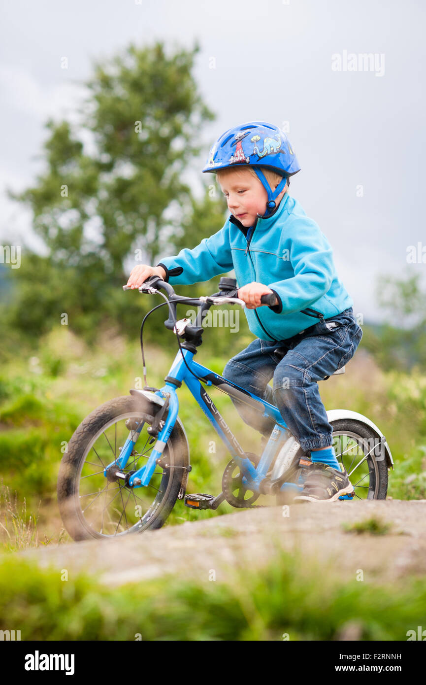 Kleiner Junge mit dem Fahrrad Stockfoto