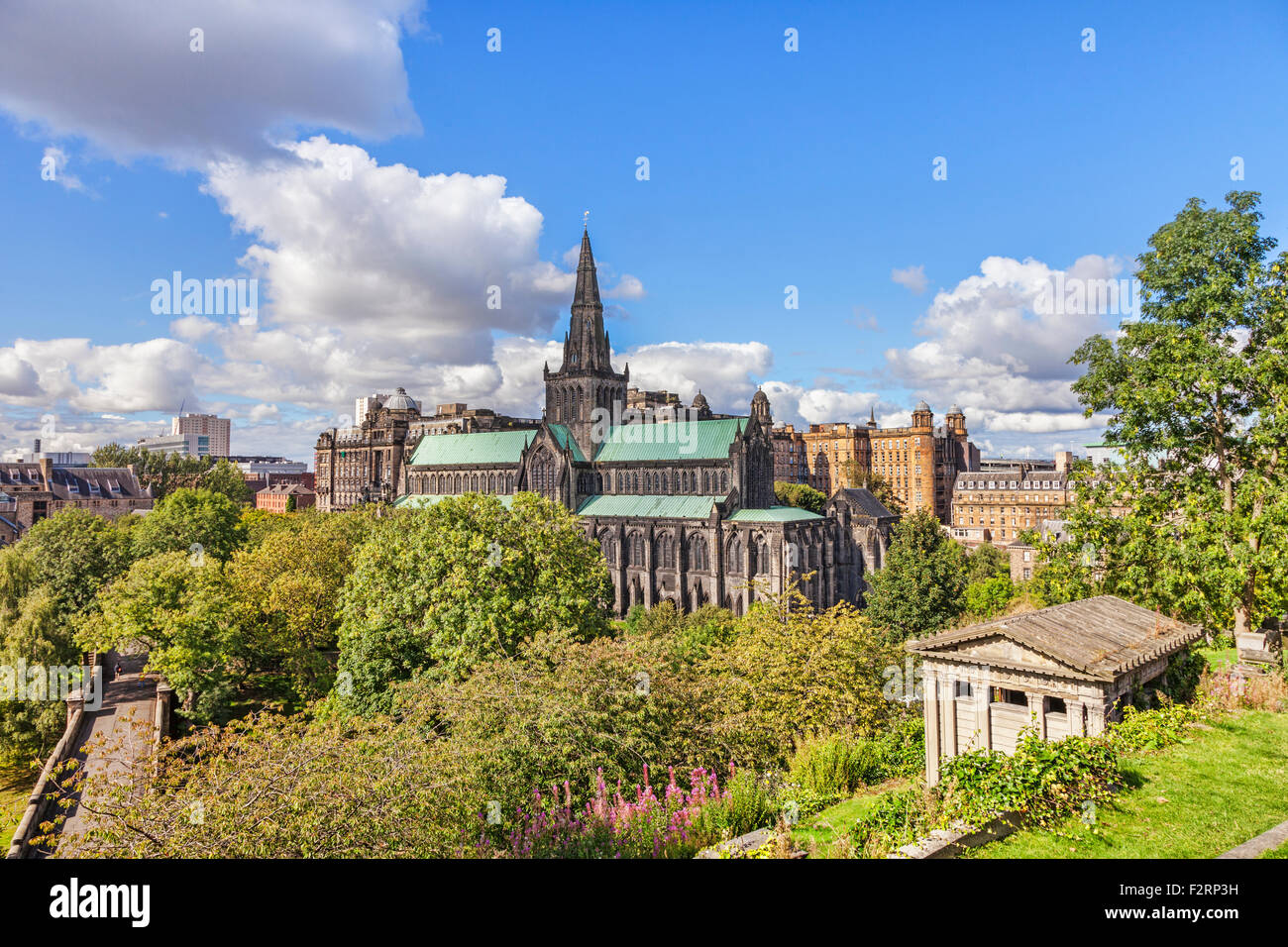 Glasgow Cathedral und hinter It, Glasgow Royal Infirmary, Glasgow, Schottland, UK. Stockfoto