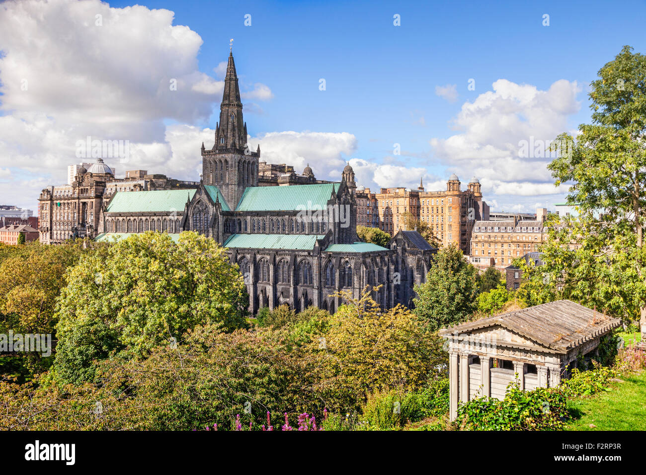 Glasgow Cathedral und hinter It, Glasgow Royal Infirmary, Glasgow, Schottland, UK. Stockfoto