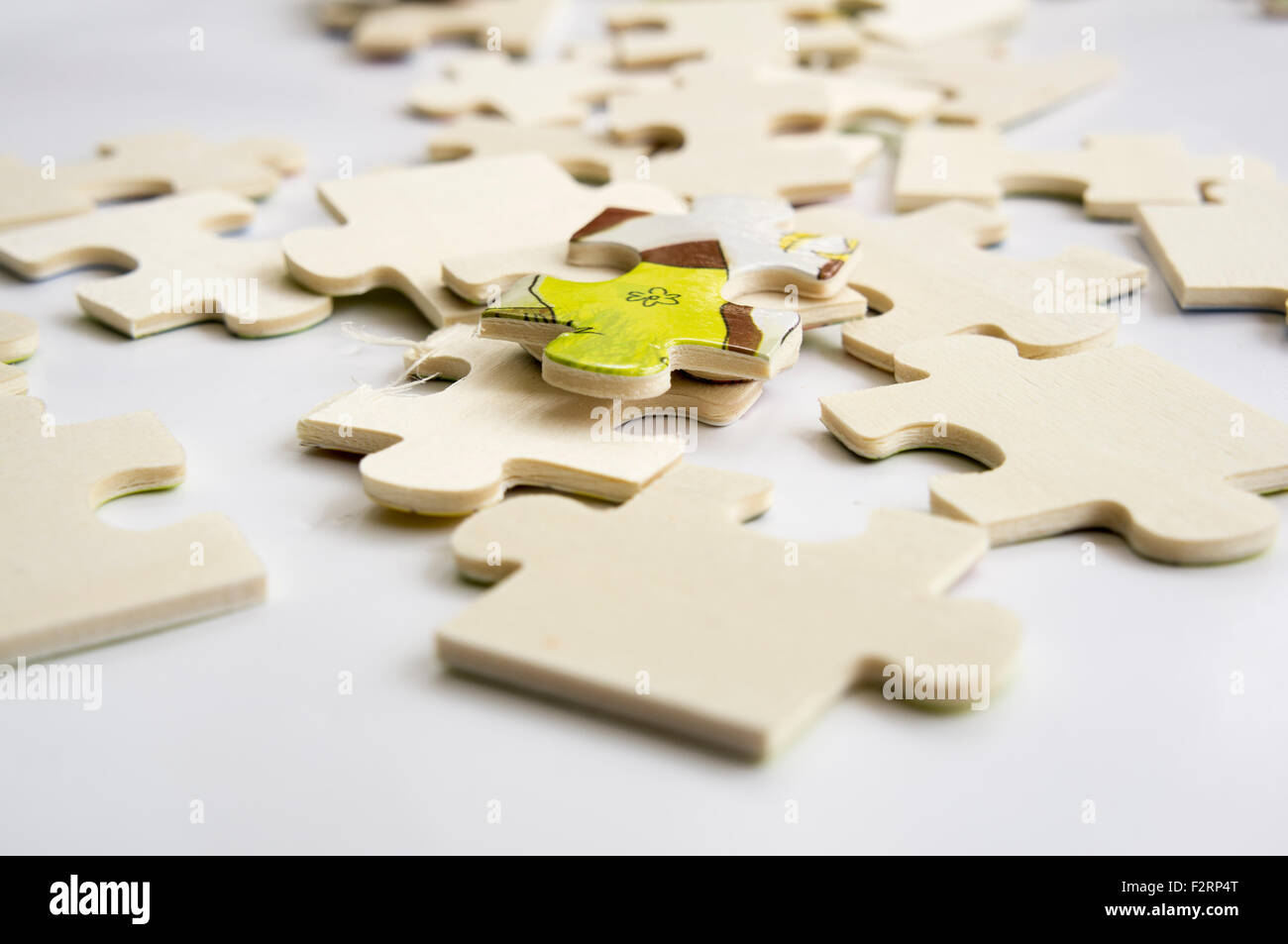 Puzzle-Muster Hand Teamarbeit Partnerschaft Menschen Stücke Kreativität Kooperationsstrategie Stockfoto