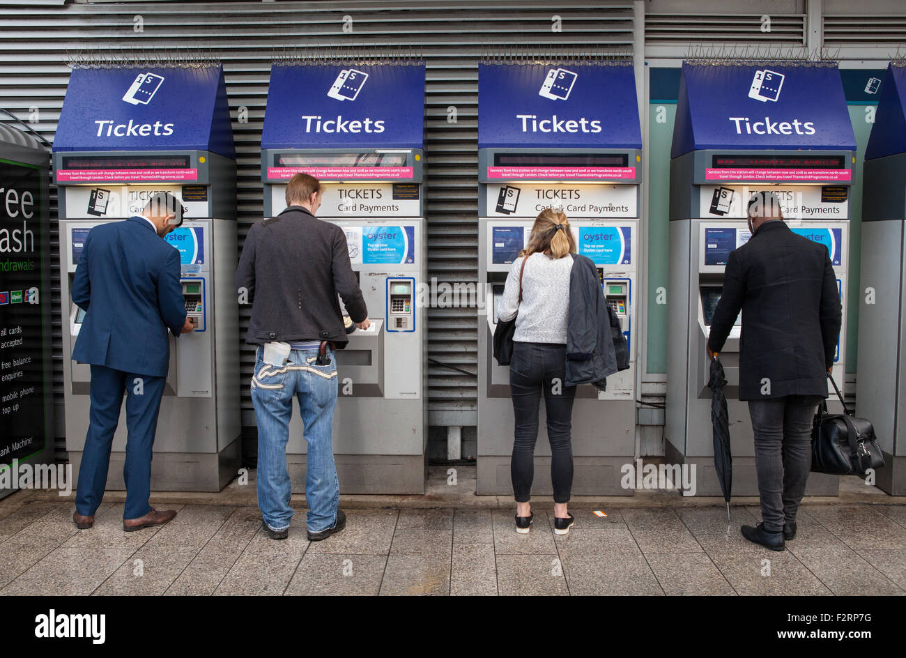 Fahrgäste im Eisenbahnverkehr verwenden Selbstbedienung Fahrkartenautomaten am Bahnhof London Bridge Stockfoto