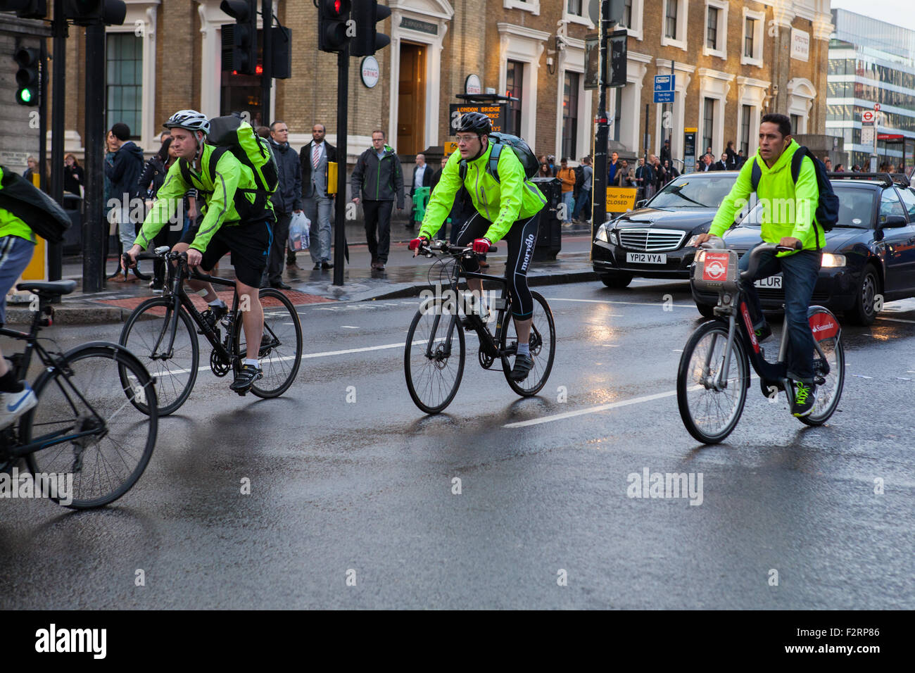 Radfahrer tragen Hochsicht Kleidung Reiten in London Stockfoto