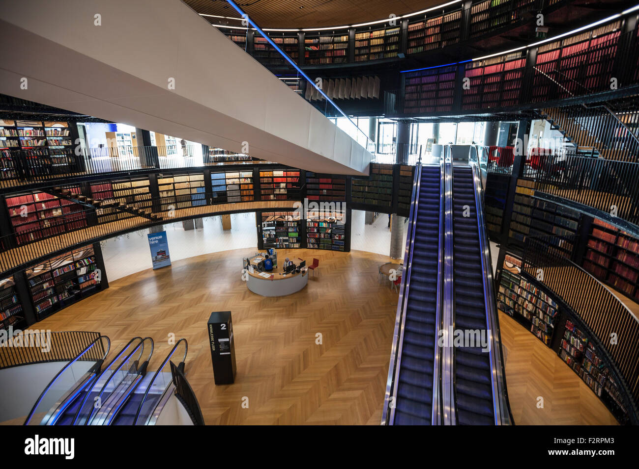 Die beleuchteten Rolltreppen in der neuen Library of Birmingham, England Stockfoto