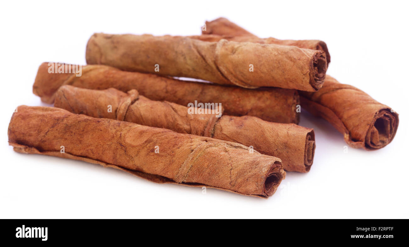 Trockene Tabakblätter für Herstellung der Zigarette auf weißem Hintergrund Stockfoto