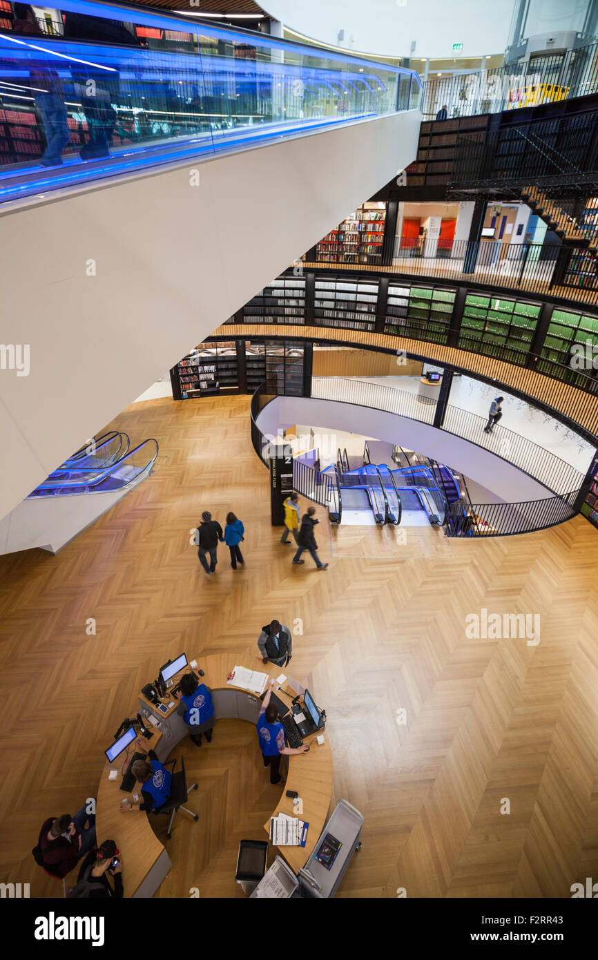 Die beleuchteten Rolltreppen in der neuen Library of Birmingham, England Stockfoto