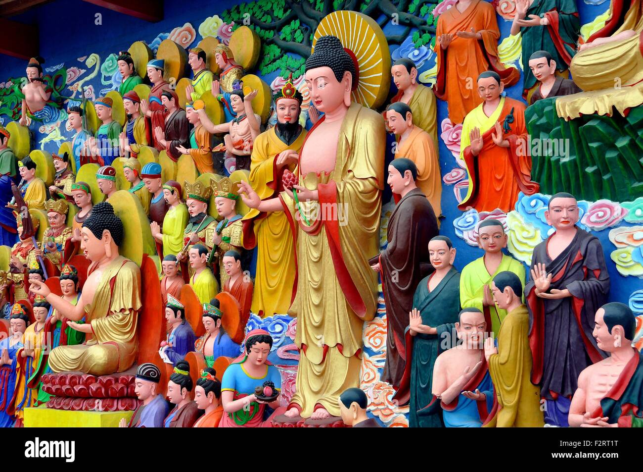 Mianyang, China: Von Hand bemalt Tableaus von Buddha-Figuren und Szenen aus seinem Leben im Sheng Shui buddhistischen Tempel Stockfoto