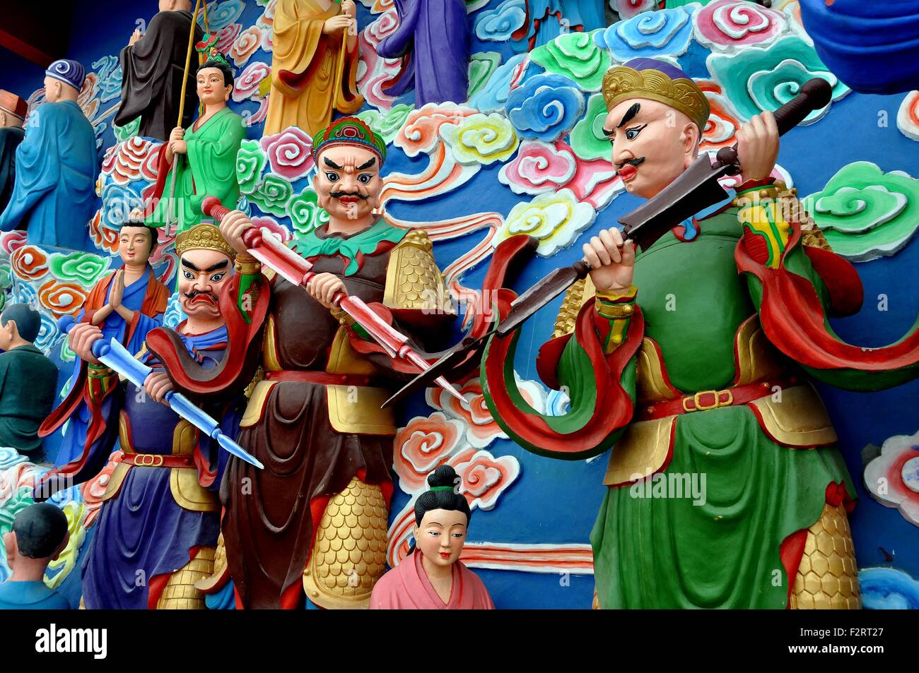 Mianyang, China: Drei Krieger auf die handbemalte Skulptur Tableaus an der Sheng-Shui buddhistischer Tempel Stockfoto