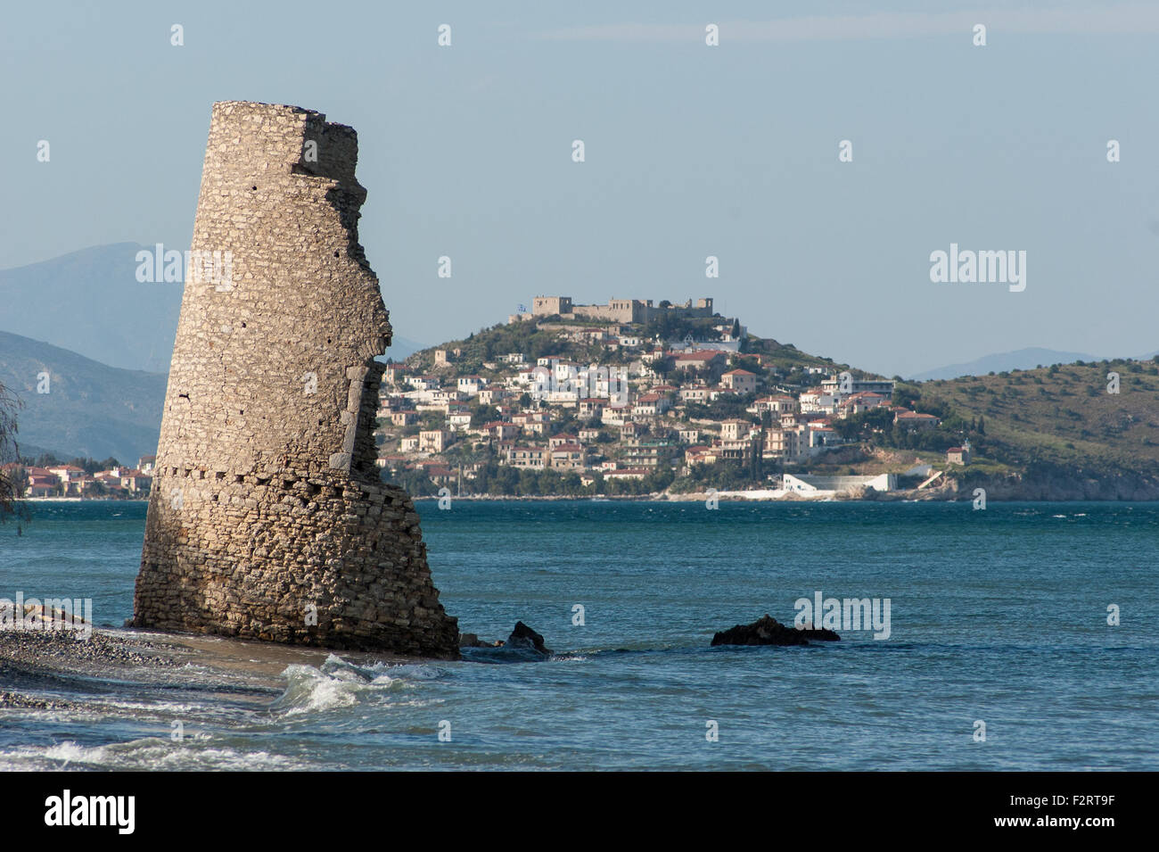 Eine zerstörte Turm in der Nähe von Paralio Astros in Peloponnes, Griechenland Stockfoto