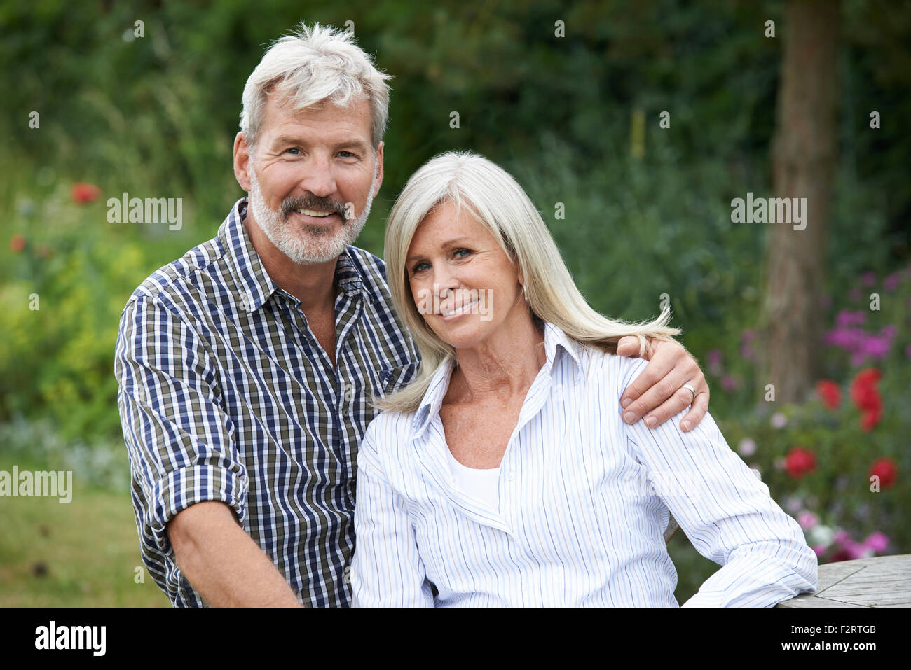 Porträt des reifes Paar gemeinsam im Garten entspannen Stockfoto