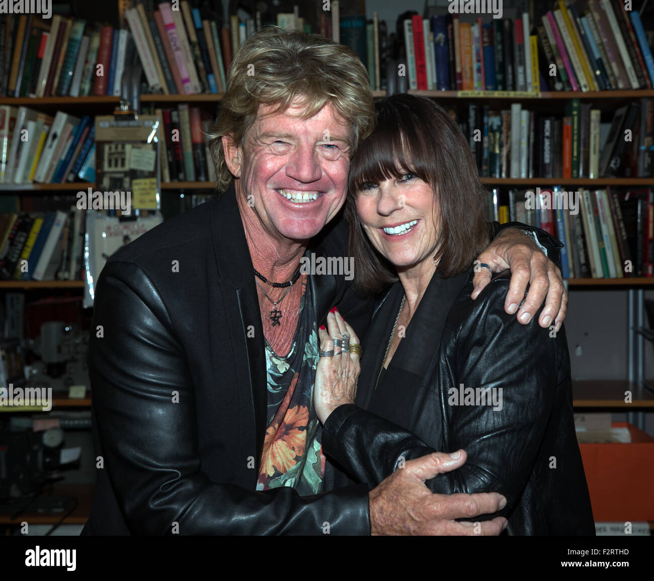 Robin Askwith posiert mit Judy Jarvis im Kino Museum, beide Schauspieler erschien in "Geständnisse von einem Fenster Reiniger" 1974 Stockfoto