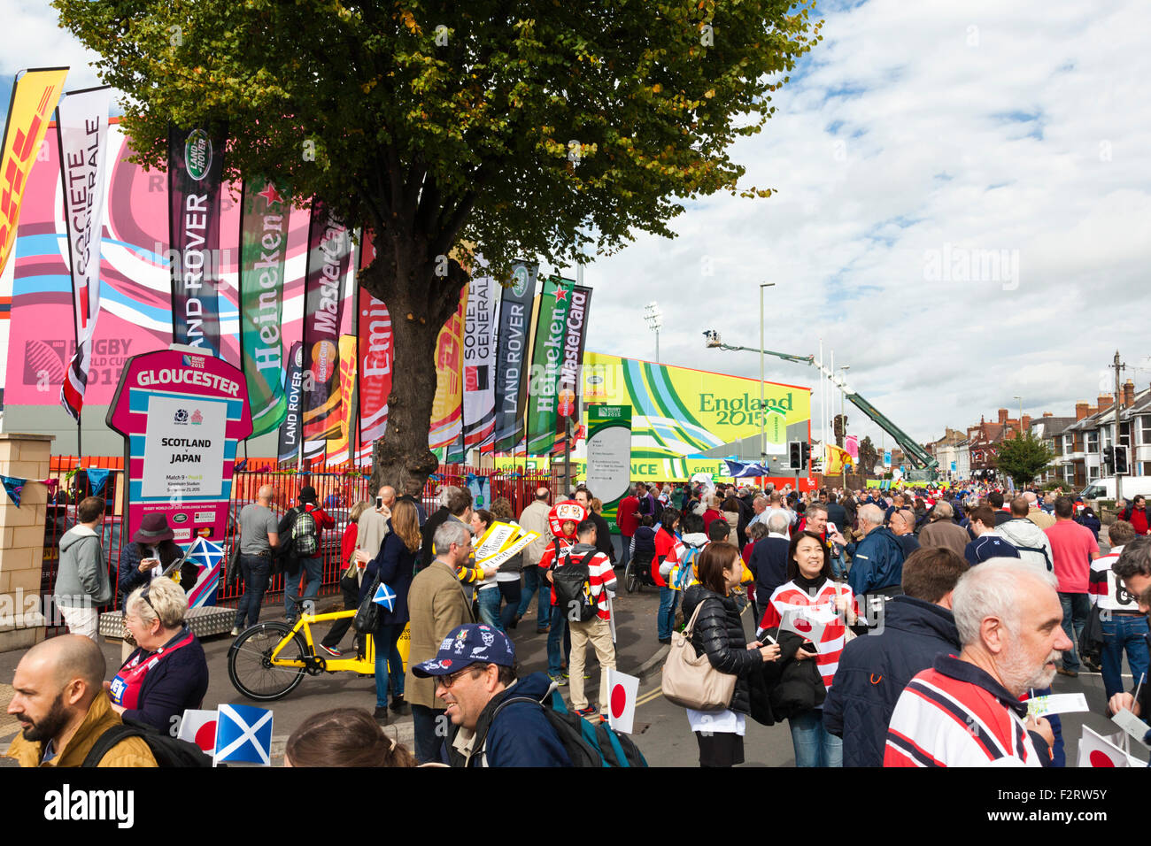 Kingsholm Straße in Gloucester gefüllt mit Fans gonna watch Japan gegen Schottland in den Rugby World Cup 2015 2015, Gloucester UK Stockfoto