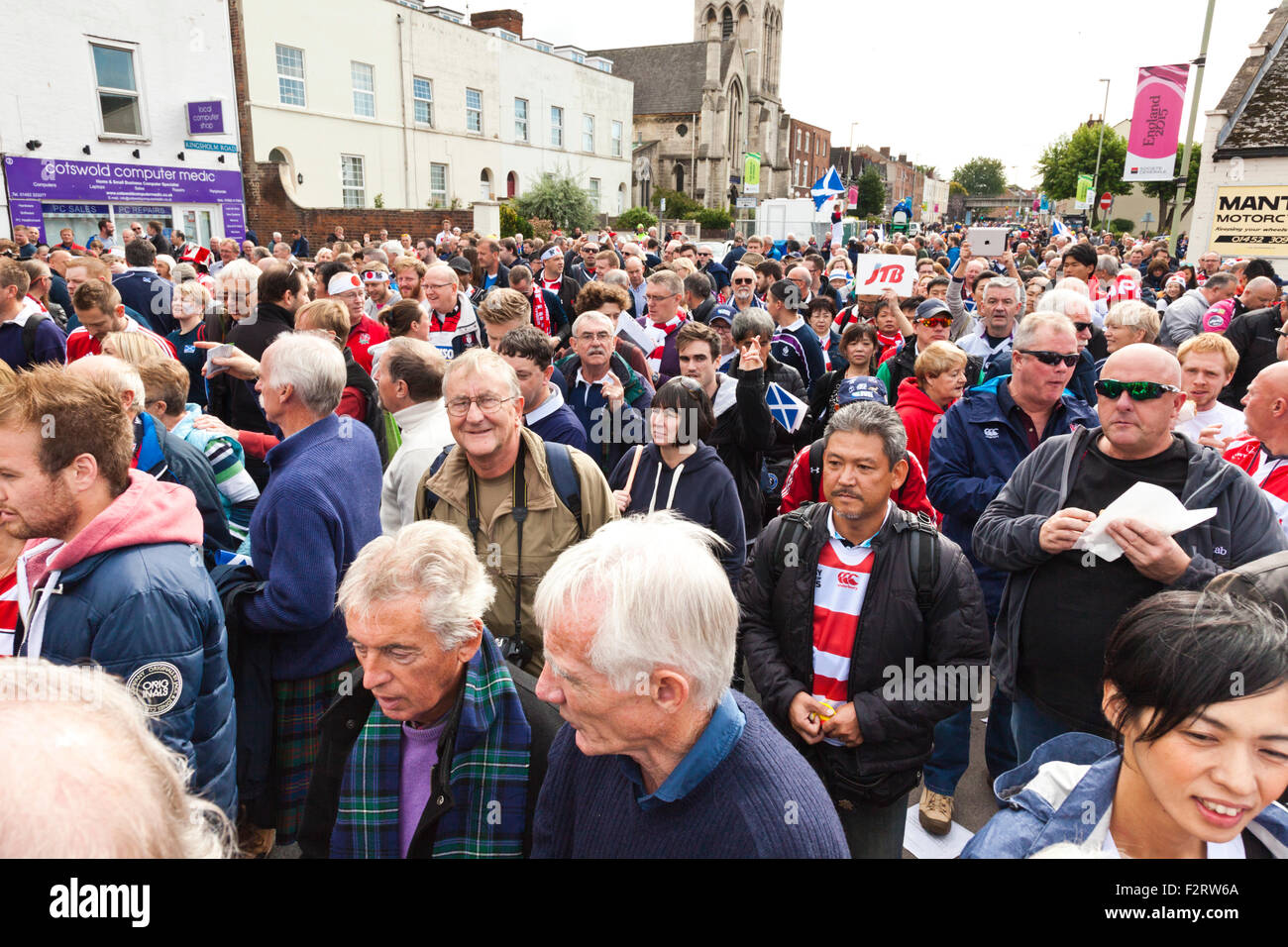 Kingsholm Straße in Gloucester gefüllt mit Fans gonna watch Japan gegen Schottland in den Rugby World Cup 2015 2015, Gloucester UK Stockfoto