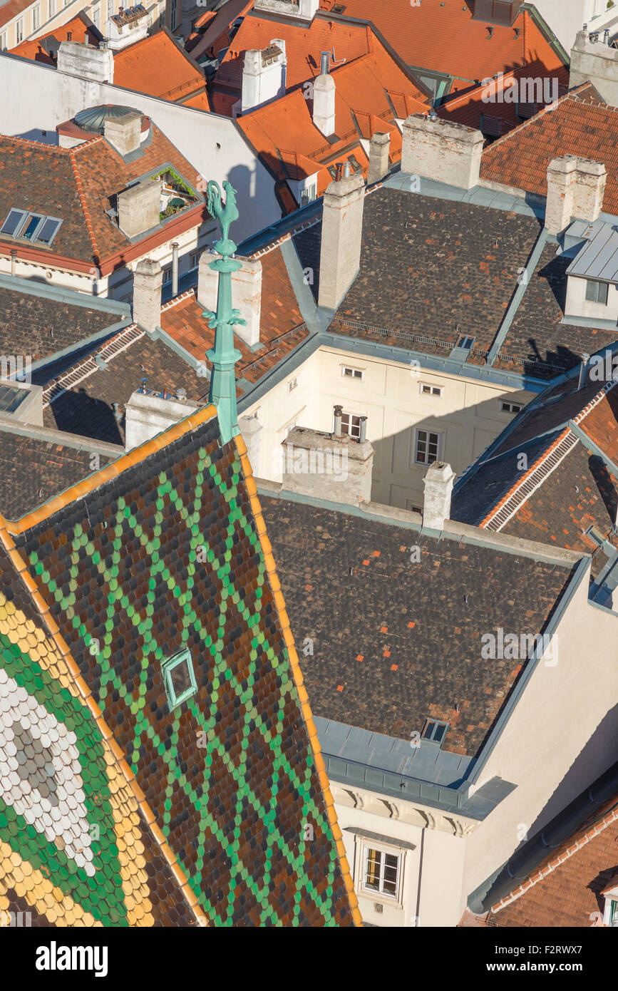 Wien Dach, Blick über die Dächer der historischen Kern von Wien - Innere Stadt - von den Südturm des Stephansdom gesehen. Stockfoto