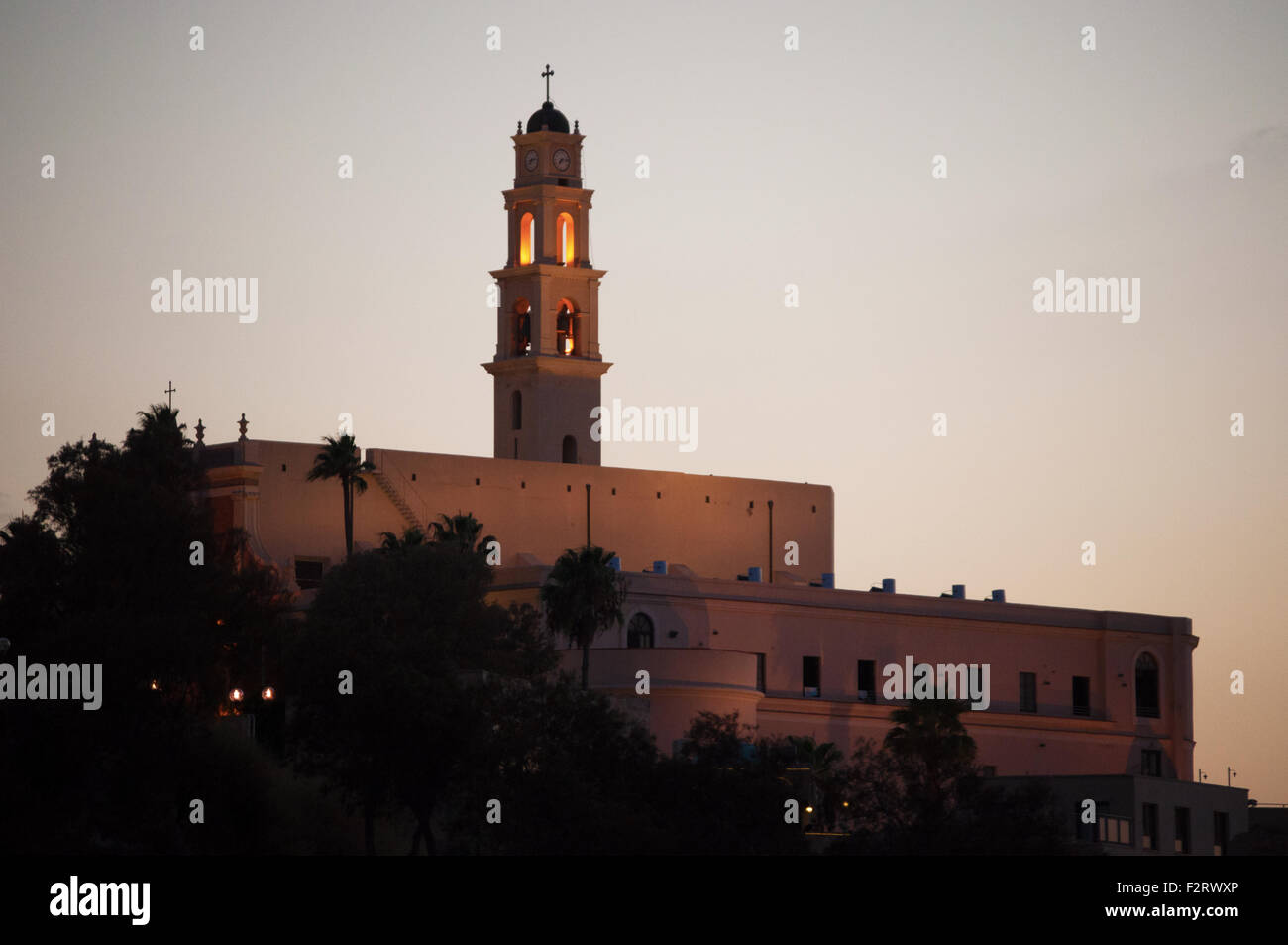 Sommertag, Sonnenuntergang auf dem Glockenturm der St. Peter Church, Old Jaffa, Yafo, Baeume, Tel Aviv, Israel Stockfoto