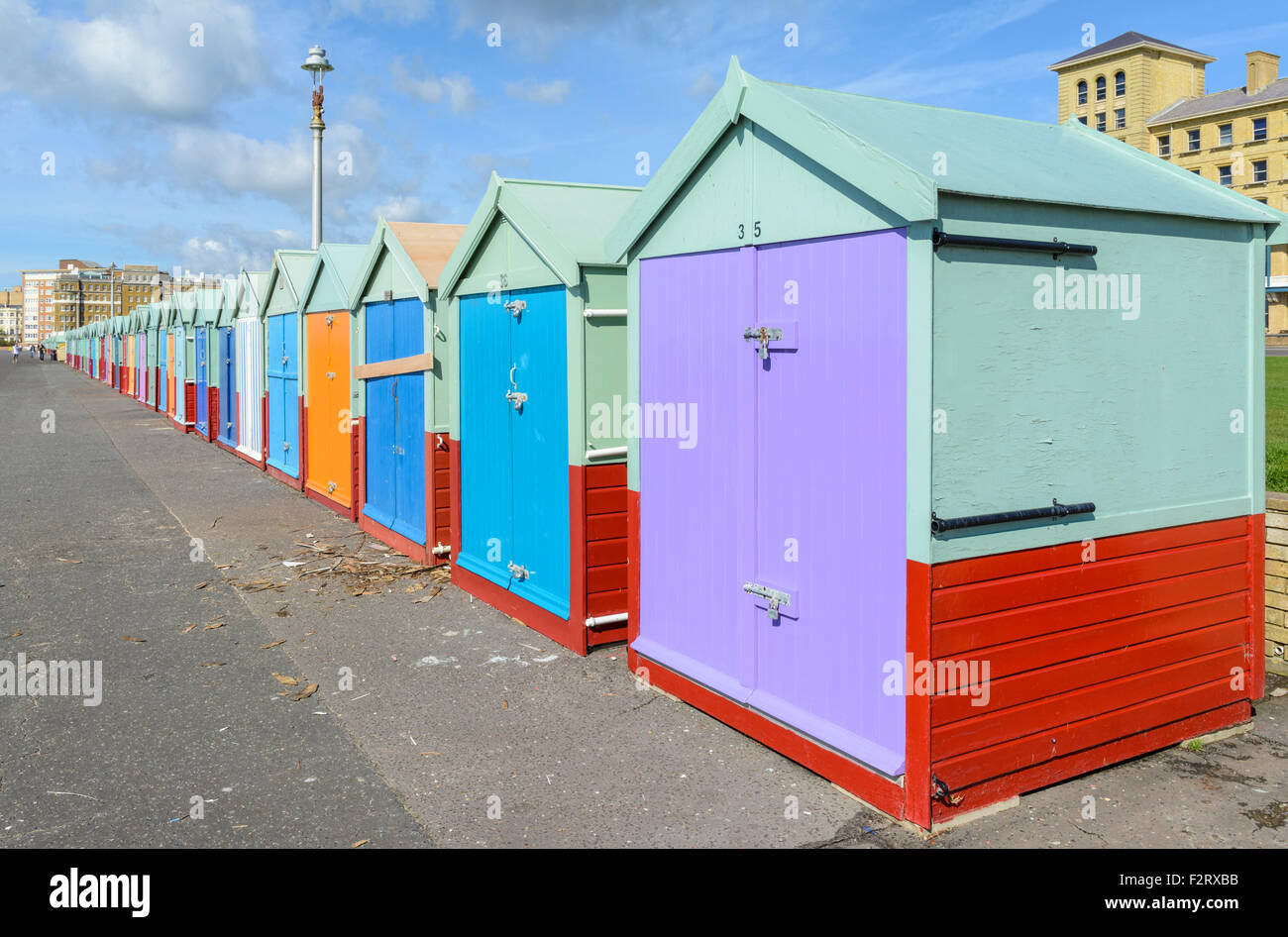 Umkleidekabinen am Strand. Umkleidekabinen am Strand an der Küste von Hove, East Sussex, England, UK. Stockfoto