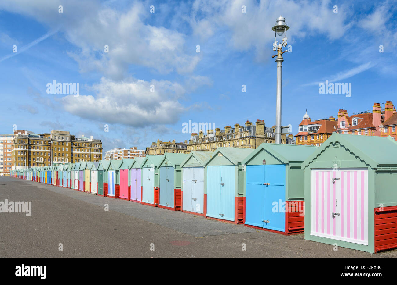 Umkleidekabinen am Strand. Umkleidekabinen am Strand an der Küste von Hove, East Sussex, England, UK. Stockfoto