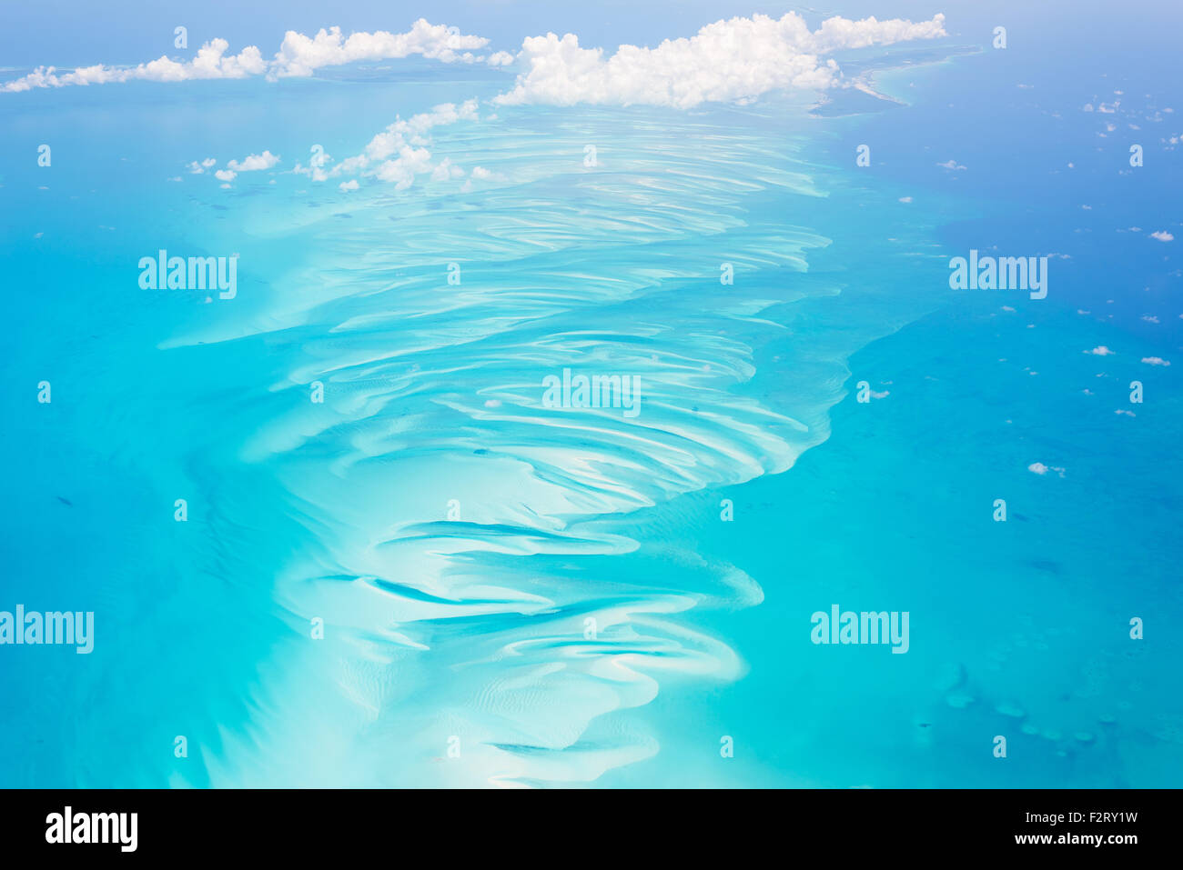 Luftaufnahme von den Bahamas, atemberaubende Inseln, Sandbänke und Korallenriffe mit türkisblauen Meer, schoss aus Flugzeug. Stockfoto