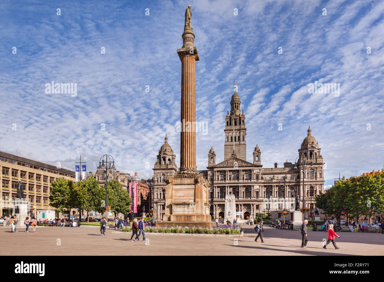 George Square, im Zentrum von Glasgow, das Denkmal für Sir Walter Scott, City Chambers und Krieg Memor dominiert Stockfoto