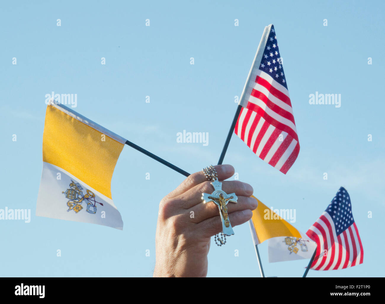 Washington, DC, USA. 23. September 2015. Massen von päpstlichen Anhänger halten Flaga und kreuzt, wie Präsident Obama Papst Francis ins Weiße Haus begrüßt. Bildnachweis: Patsy Lynch/Alamy Live-Nachrichten Stockfoto