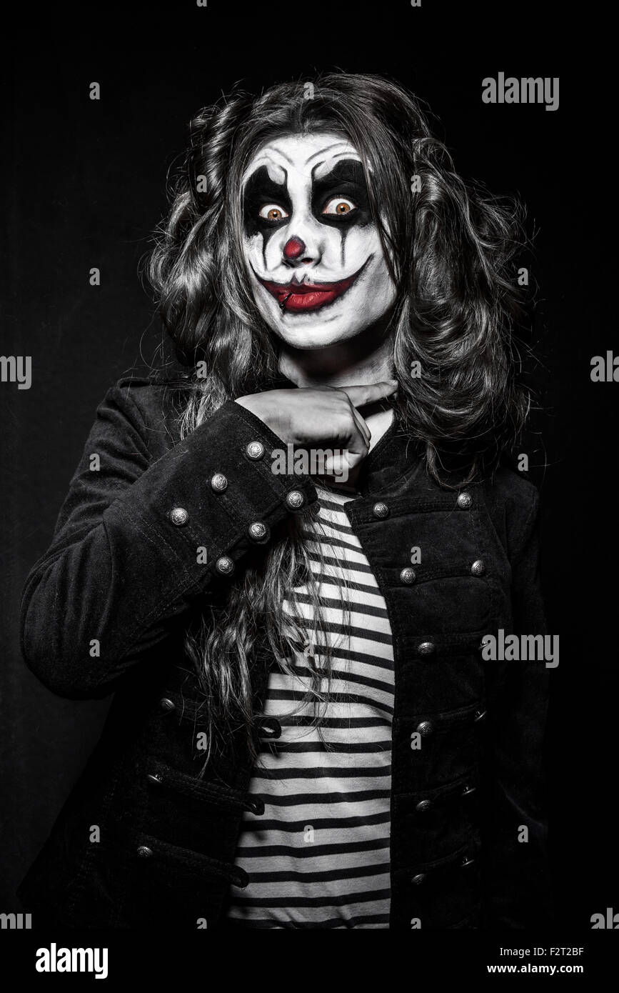 ein unheimlich böse Clown-Mädchen mit einem bösen Make-up Stockfoto