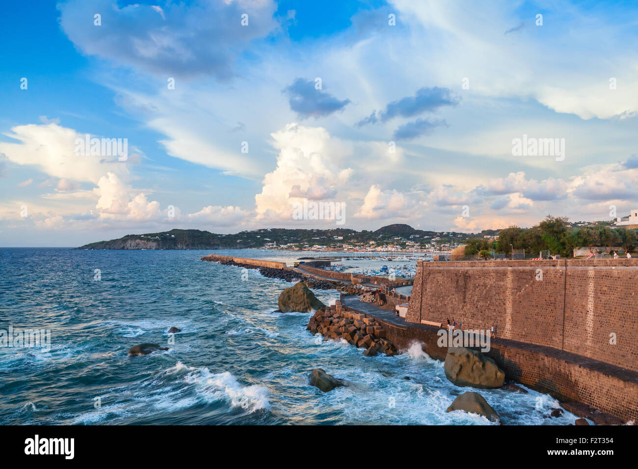 Küstenlandschaft mit Hafeneinfahrt. Forio Ischia, Stadt in der Metropole Neapel, Italien Stockfoto