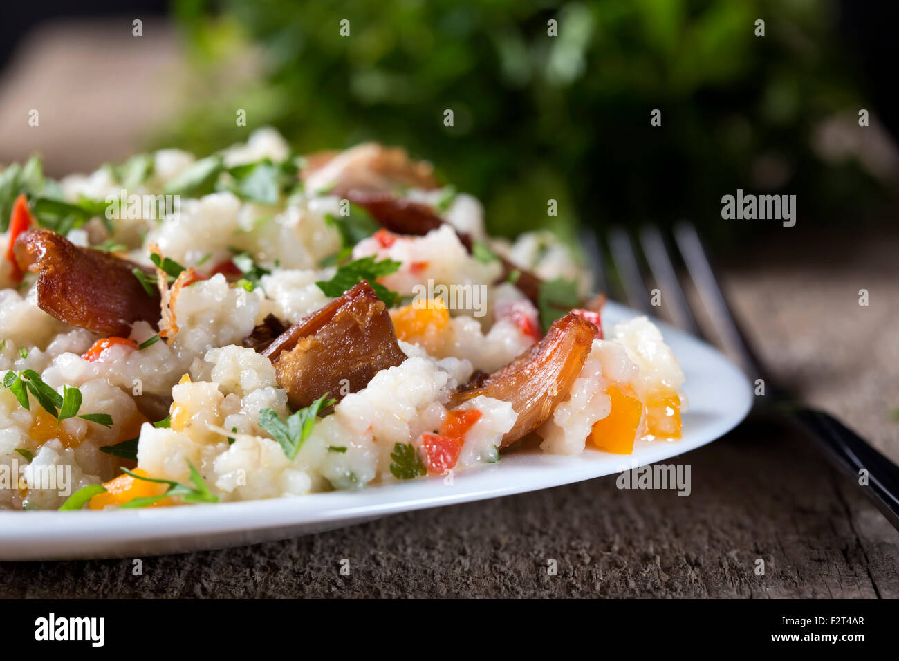 Platte mit traditionellen scharfes Essen genannt servieren, auf hölzernen Hintergrund. Mit gebratenem Huhn, Reis, Knoblauch und Karotten gekocht Stockfoto