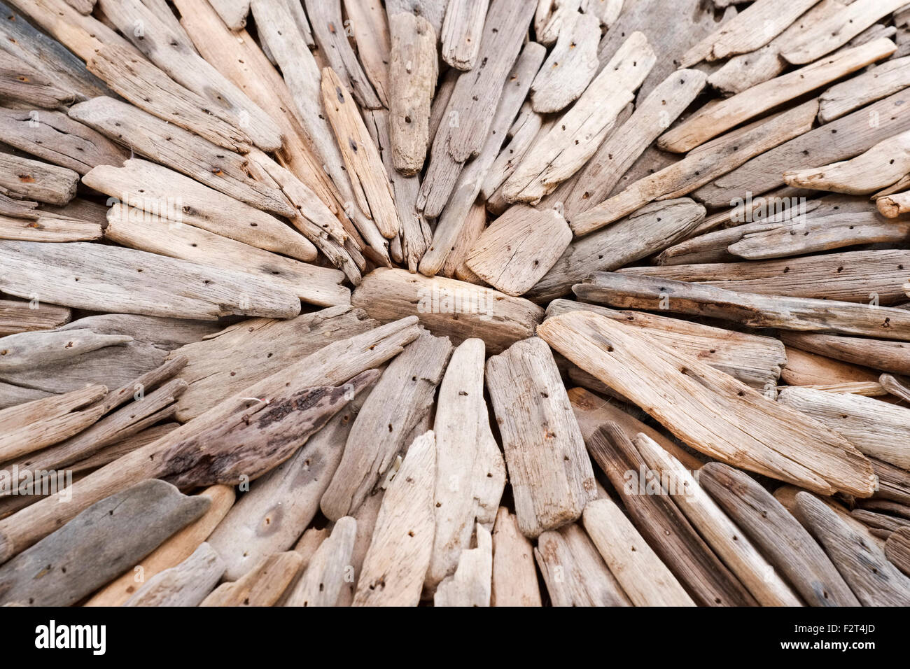 Rustikale Tischplatte aus Treibholz hergestellt Stockfoto