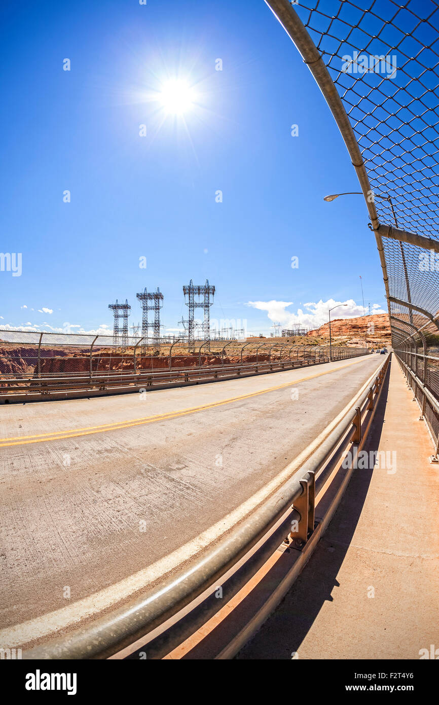 Straße und Energieinfrastruktur gegen Sonne, fisheye Konzept Foto, Powell Seenregion, Arizona, USA. Stockfoto