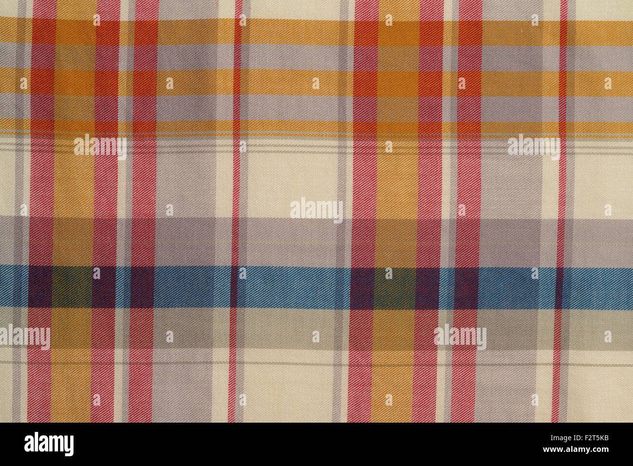 Hintergrund von Beige, rot und blau karierte Tuch im Studio gedreht. Stockfoto