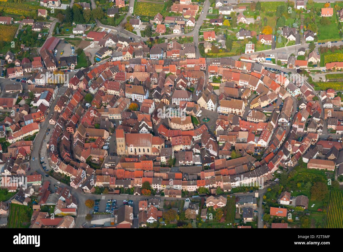 Frankreich, Haut Rhin (68), Dorf Eguisheim, klassifiziert schönstes französisches Dorf (Luftaufnahme) Stockfoto