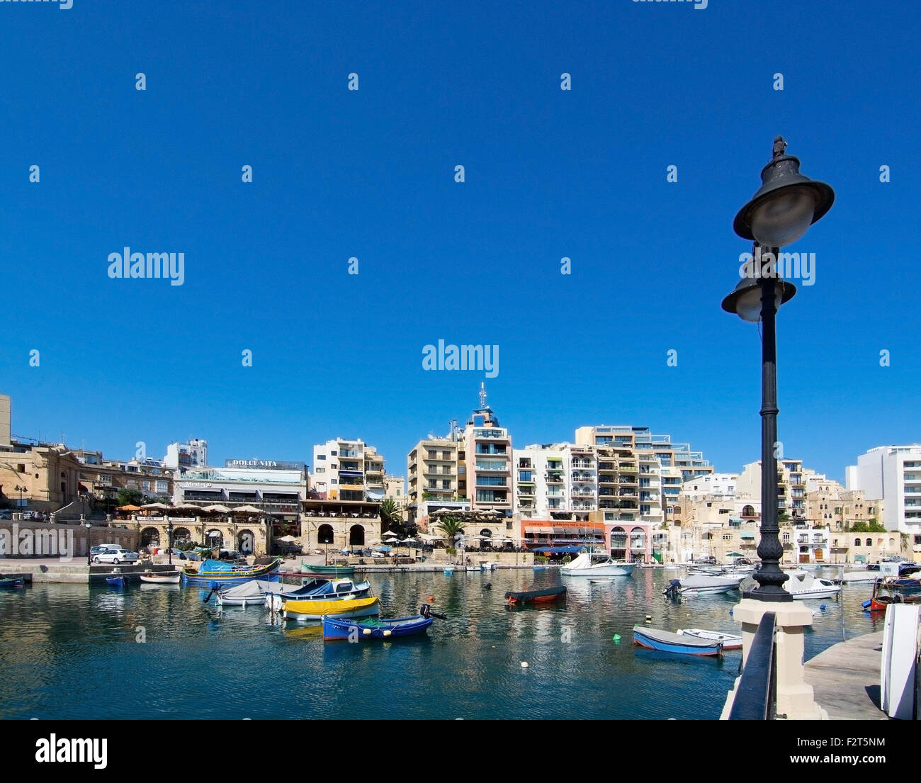 Kleine Boote vor Anker in St. Julians und Spinola Bucht an einem sonnigen Sommertag Stockfoto